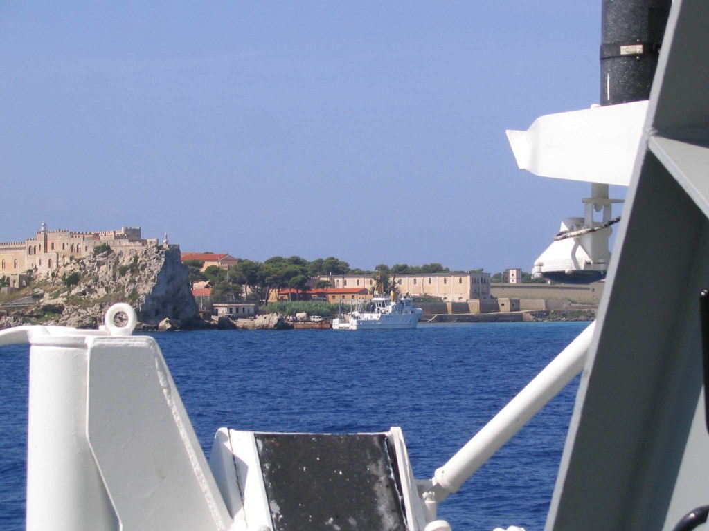 Il Leonardo nel porticciolo di Pianosa visto dall'Alliance la mattina dell'incidente